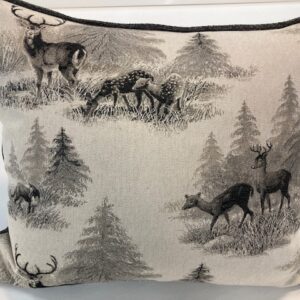 PEURAT METSÄLLÄ TYYNYNPÄÄLLINEN